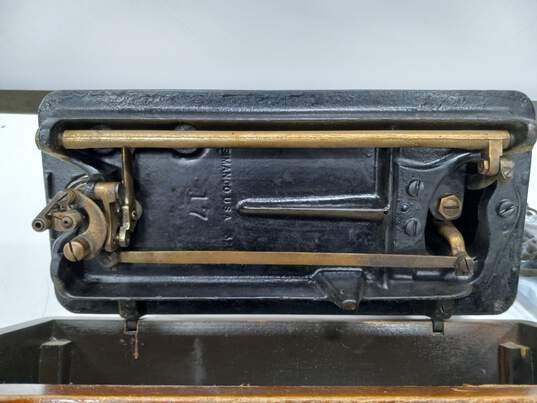 Antique Singer Sewing Machine/Case image number 8