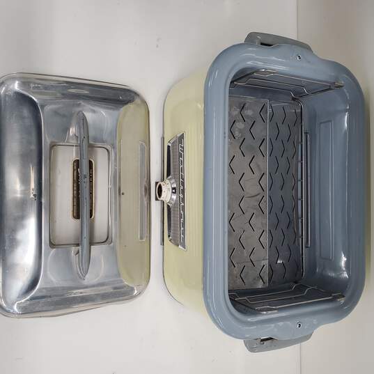 Westinghouse Roaster-Oven and Infra-red Broiler-Grid w/ Manual, Cord, and Inserts image number 8