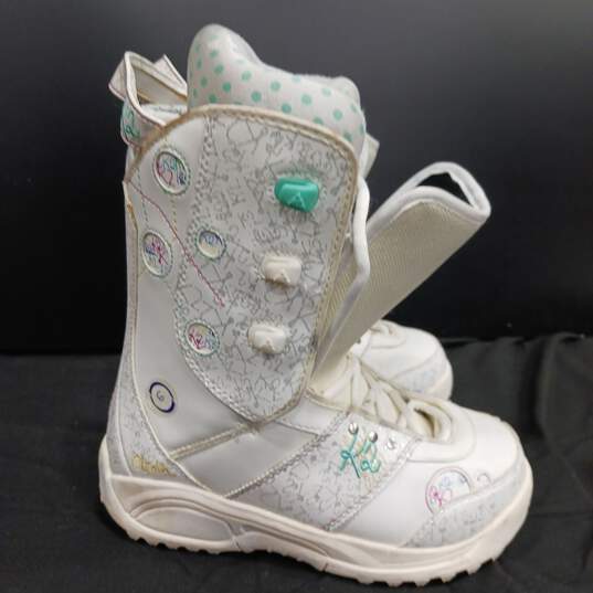 Woman's White K2 Snowboard Boots Size 6 image number 3