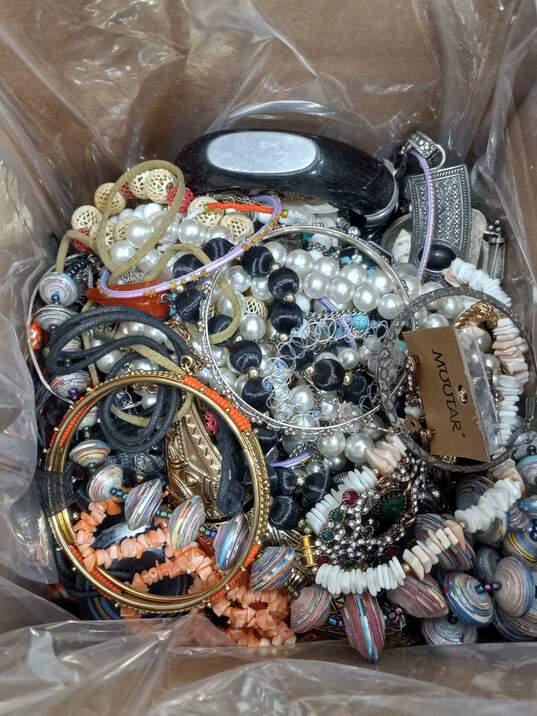 7.70 lbs. Bulk Assorted Costume Jewelry image number 1