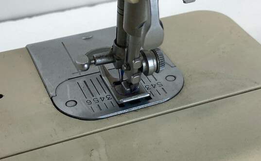 Singer Futura II Model 920 Sewing Machine With Accessories-PARTS OR REPAIR image number 3