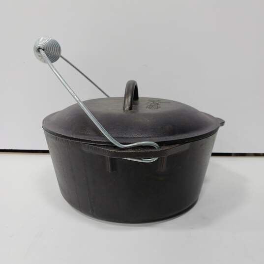 Lodge 8DO 3 Cast Iron Dutch Oven w/Lid & Handle image number 2