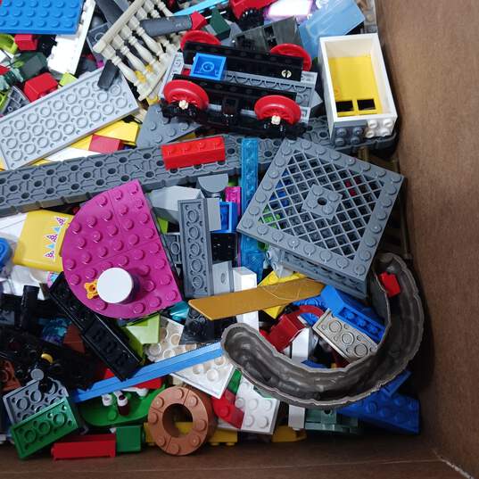 8.9lb Lot of Assorted Lego Building Blocks and Pieces image number 5