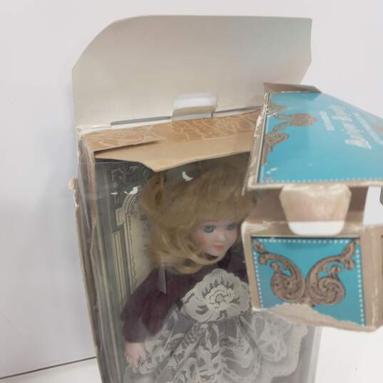 Bundle of 2 Assorted Vintage Porcelain Dolls image number 8