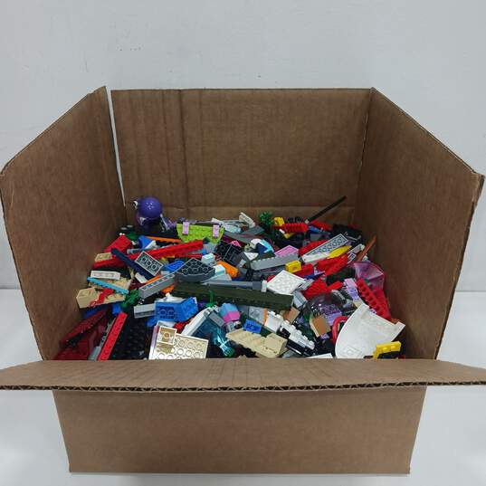 9.5lb Bundle of Mixed Variety Building Pieces and Blocks image number 1