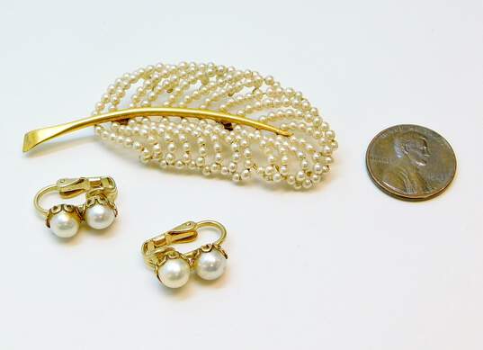 Vintage Gold Tone Faux Pearl Feather Brooch and Clip Earrings image number 5