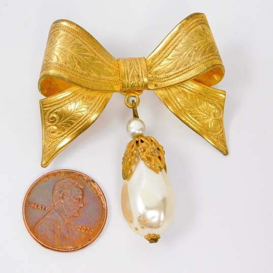 Vintage Miriam Haskell Gone Faux Pearl Etched Bow Brooch 13.0g image number 7