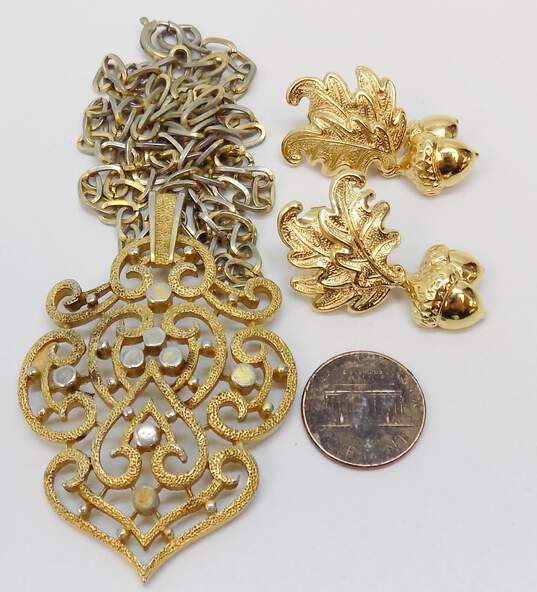 Vintage Crown Trifari & Goldtone MCM Textured Open Scrolled Pendant Chain Necklace & Acorns & Oak Leaves Drop Post Earrings 42.7g image number 2
