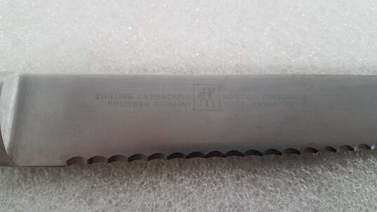 Zwilling J.A Henckels 31025-230mm 9" Serrated Slicing Knife image number 1