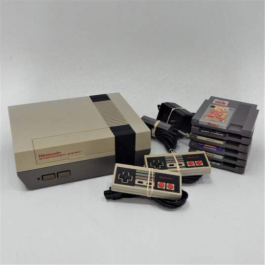 Nintendo NES w/6 Games Ghosts 'n Goblins image number 1