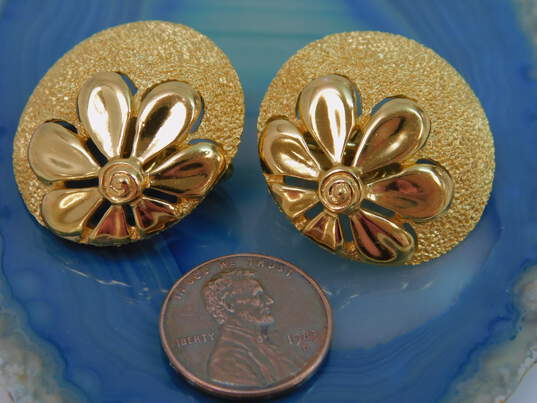 Vintage Crown Trifari Gold Tone Textured Clip-On Earrings 22.2g image number 5