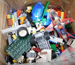 5.2 LEGO Vintage Pieces Bulk Box