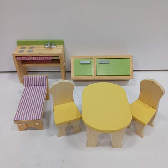 Assorted Large Dollhouse Furniture Pieces image number 4