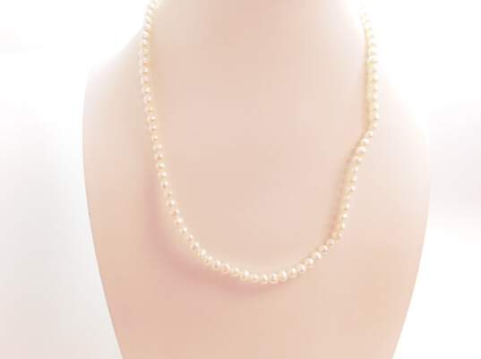 Elegant 14K Yellow Gold Clasp Pearl Necklace 13.8g image number 1
