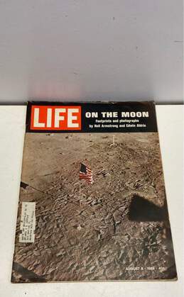 Lot of Vintage LIFE Magazine Issues from the Late 60s alternative image