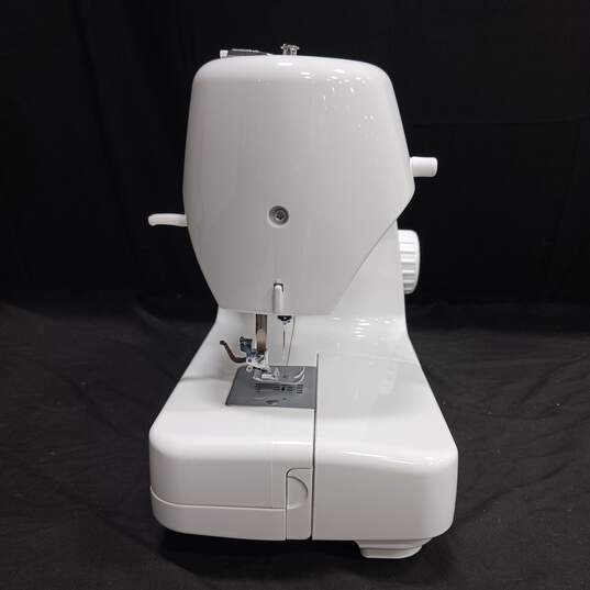 Household Sewing Machine image number 3