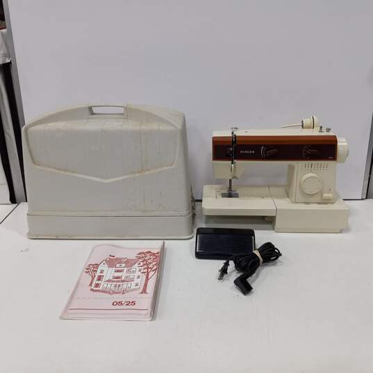 Vintage Singer Sewing Machine Model 5525 In Case image number 1