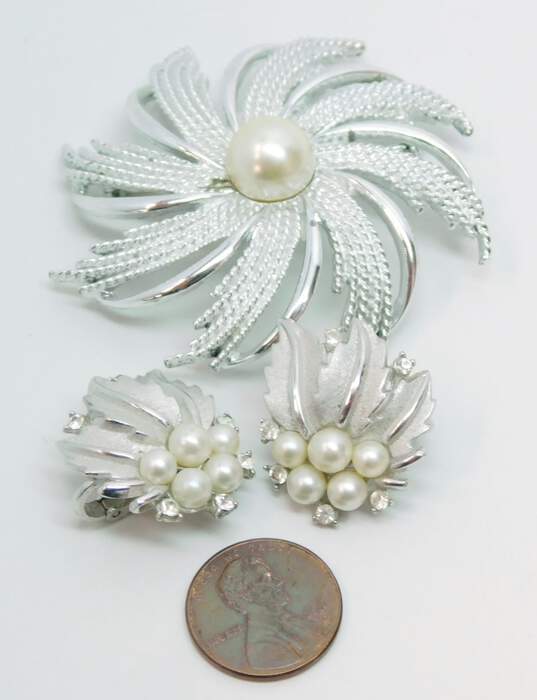 Vintage Crown Trifari & Sarah Coventry Silver Tone Faux Pearls & Rhinestones Brushed Leaves Clip On Earrings & Swirl Flower Brooch 40.3g image number 6