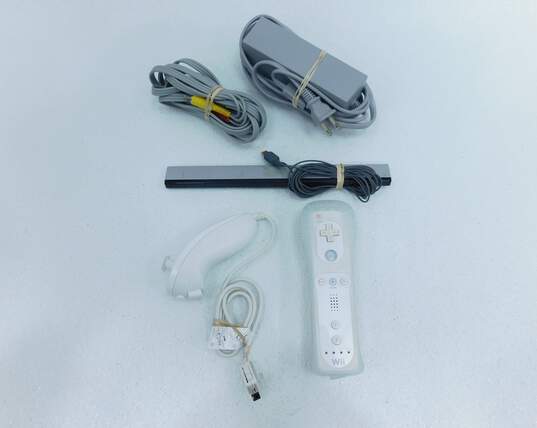 Nintendo Wii Gaming System 1 Controller 1 Nunchuk & 2 Games image number 4
