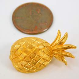 Vintage Crown Trifari Gold Tone Pineapple Brooch 6.3g alternative image