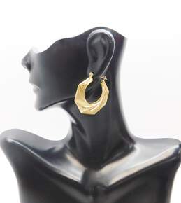 14K Gold Brushed & Etched Puffed Geometric Hoop Earrings 3.8g alternative image