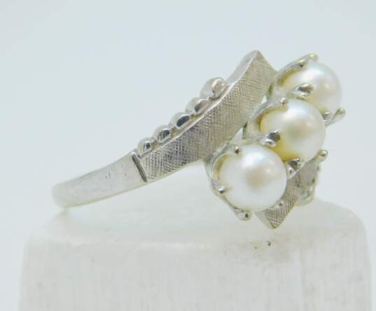 Vintage 10K Cross Hatch White Gold 3 Pearl Bypass Ring 3.5g image number 2