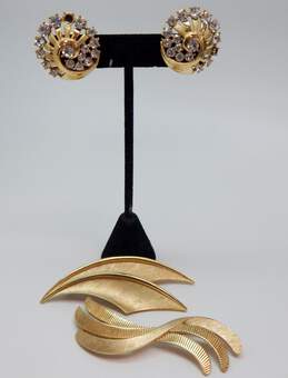 Vintage Crown Trifari Gold Tone Textured  Brooches & Gold Tone Rhinestone Earrings 54.5g