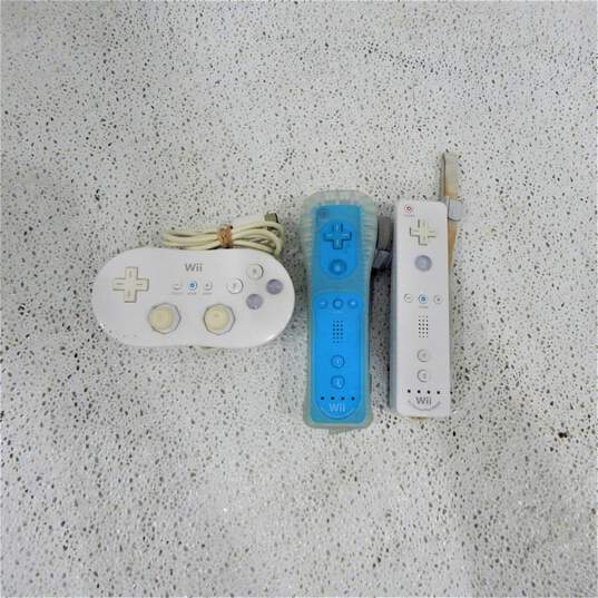 Nintendo Wii W/ 2 Games & Two Controllers image number 7