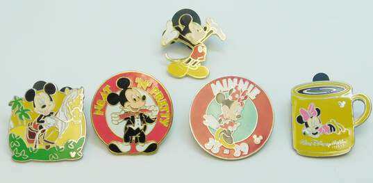 Disney Minnie & Mickey Collectible Pins image number 1