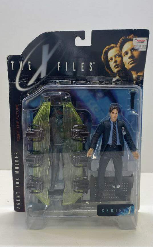 1998 McFarlane Toys The X Files (Series 1) Agent Fox Mulder Action Figure image number 1