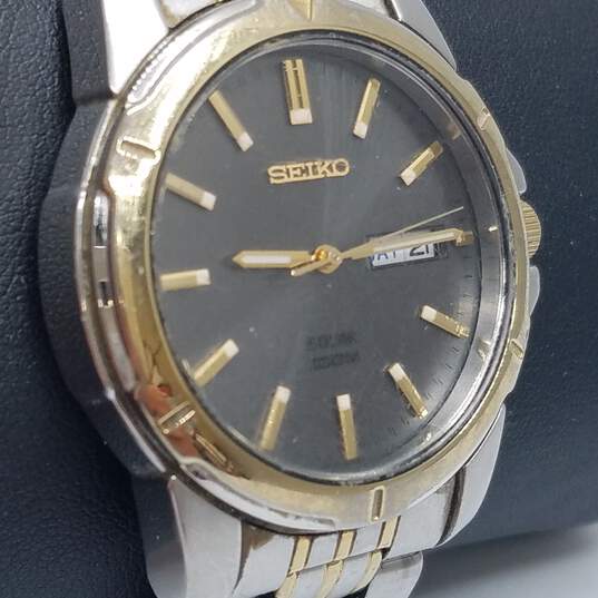 Seiko Solar V158 39mm Gold Tone Accent Date Watch 133.0g image number 4