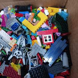 8.5lbs of Assorted LEGO Building Bricks alternative image