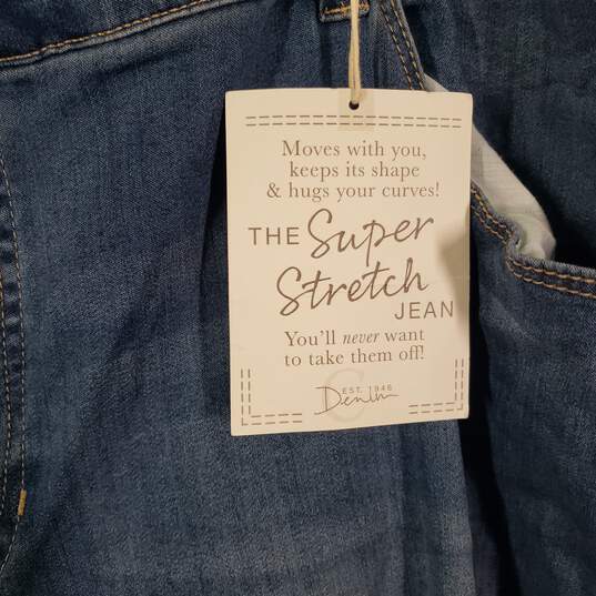 NWT Womens Super Stretch Denim 5 Pocket Design Tapered Leg Jeans Size 26W image number 4