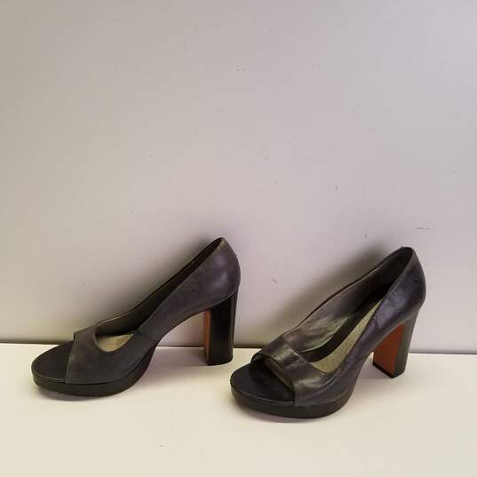 Kenneth Cole Gray Leather Slip On Platform Pump Heels Shoes Women's Size 7.5 image number 4