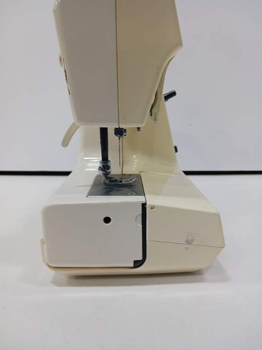 Singer 324 Sewing Machine image number 3