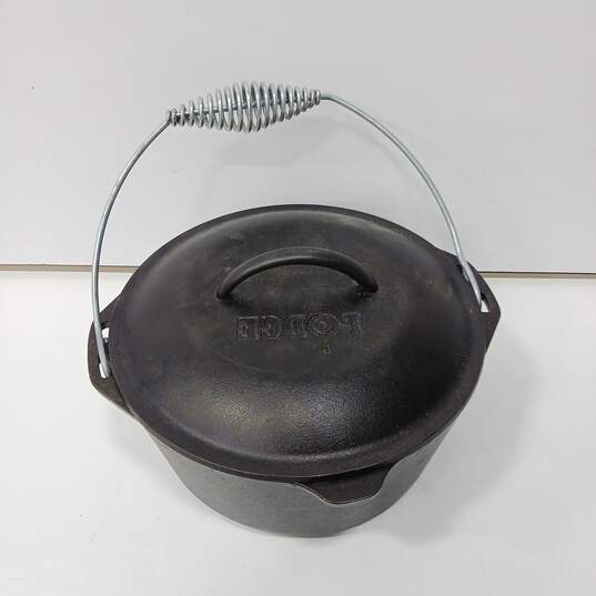 Lodge 8DO 3 Cast Iron Dutch Oven w/Lid & Handle image number 1