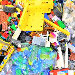 7.4 lbs. Of LEGOS Bricks And Pieces alternative image