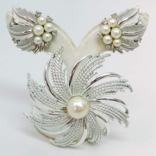 Vintage Crown Trifari & Sarah Coventry Silver Tone Faux Pearls & Rhinestones Brushed Leaves Clip On Earrings & Swirl Flower Brooch 40.3g image number 1