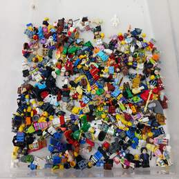 1.5lbs Of Assorted Lego Minifigures alternative image