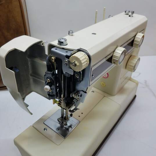 New Home Model 660 Sewing Machine image number 4
