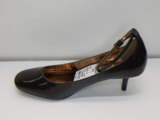 BCBG Women's Pump Heel Shoe Size 7B image number 2