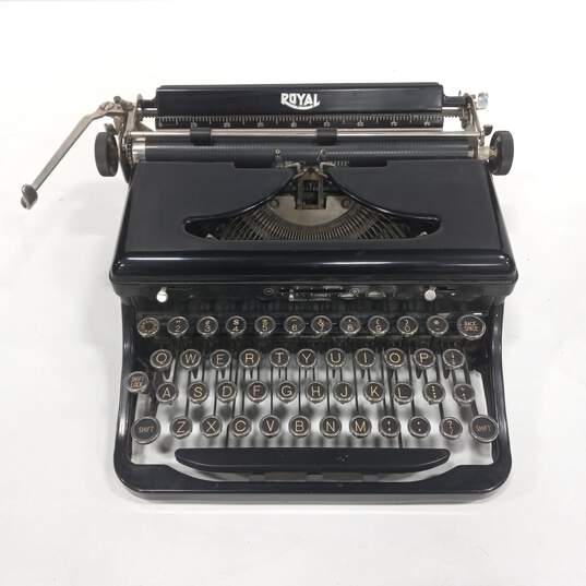 ROYAL Classic Typewriter In Case image number 4