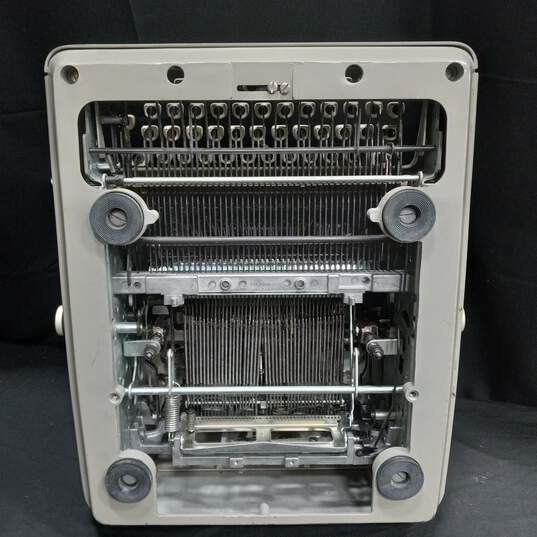 Vintage Royal 440 Mechanical Typewriter image number 6