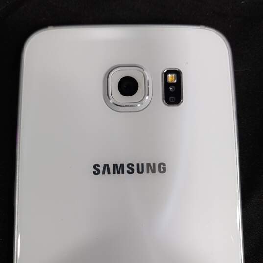 White & Gray Samsung Galaxy S6 Cellphone image number 4