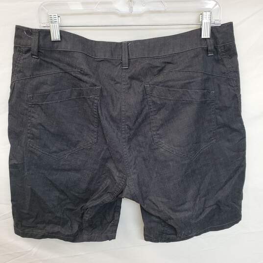 Mn Arc'teryx Shorts Volcanic Grey Sz Approx. 36x18 In. image number 2