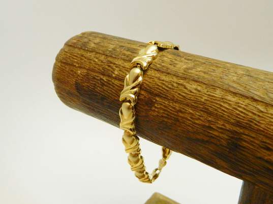 T & C 10K Gold Satin & Smooth Finish Puffed Panel Linked Chain Bracelet 4.2g image number 3