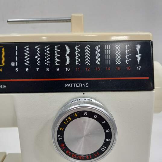 Vintage Singer 6234 Deluxe Sewing Machine image number 7