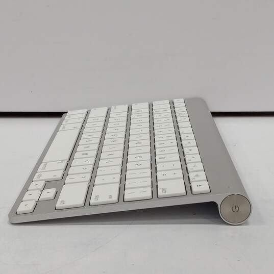 Apple MB167LL/A Wireless Keyboard w/Box image number 3