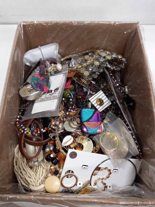 7.3lbs. of Assorted Fashion Costume Jewelry Bulk image number 1