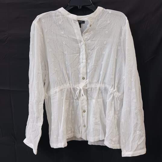 Women's Torrid White Blouse Size 0 NWT image number 1